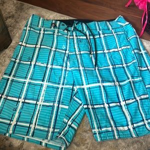 Mens 34” Volcom board shorts draw string front and pack pocket